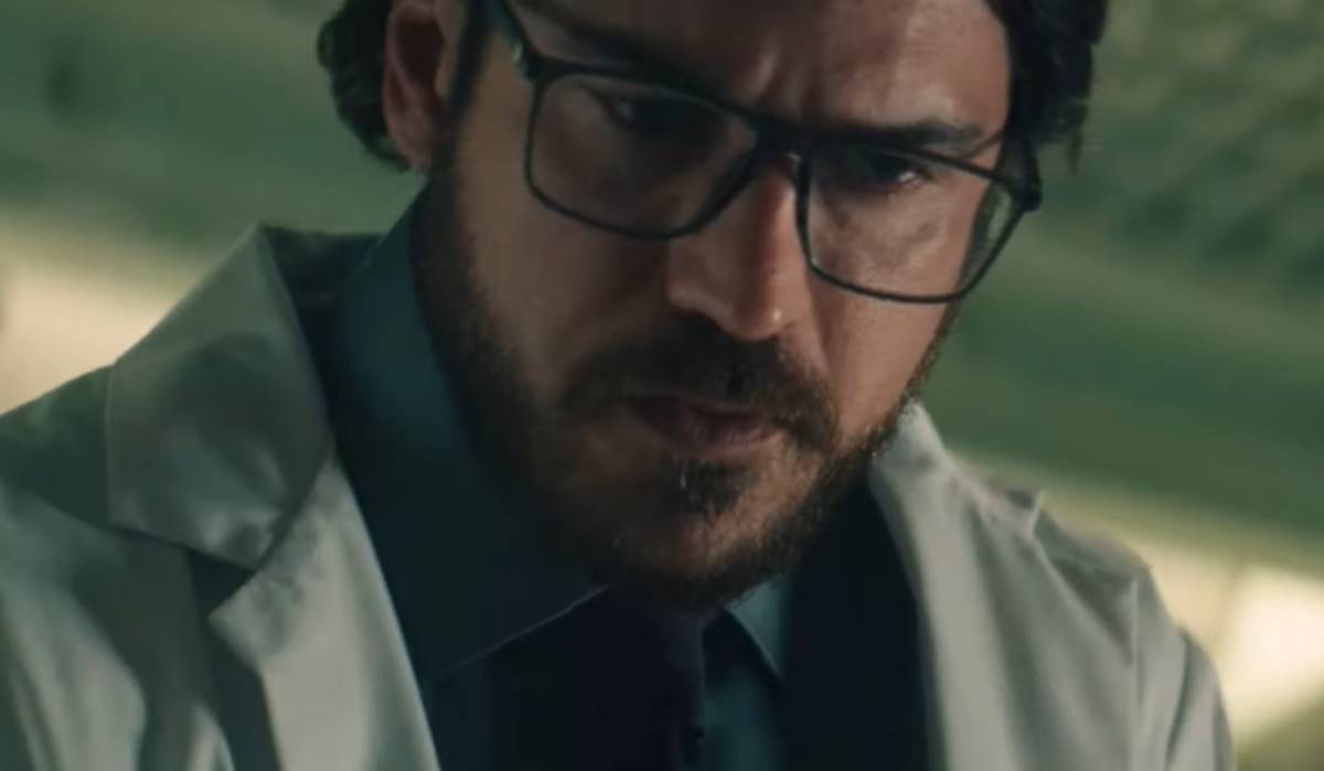 Marco Pigossi como Dr. Edison Cardosa