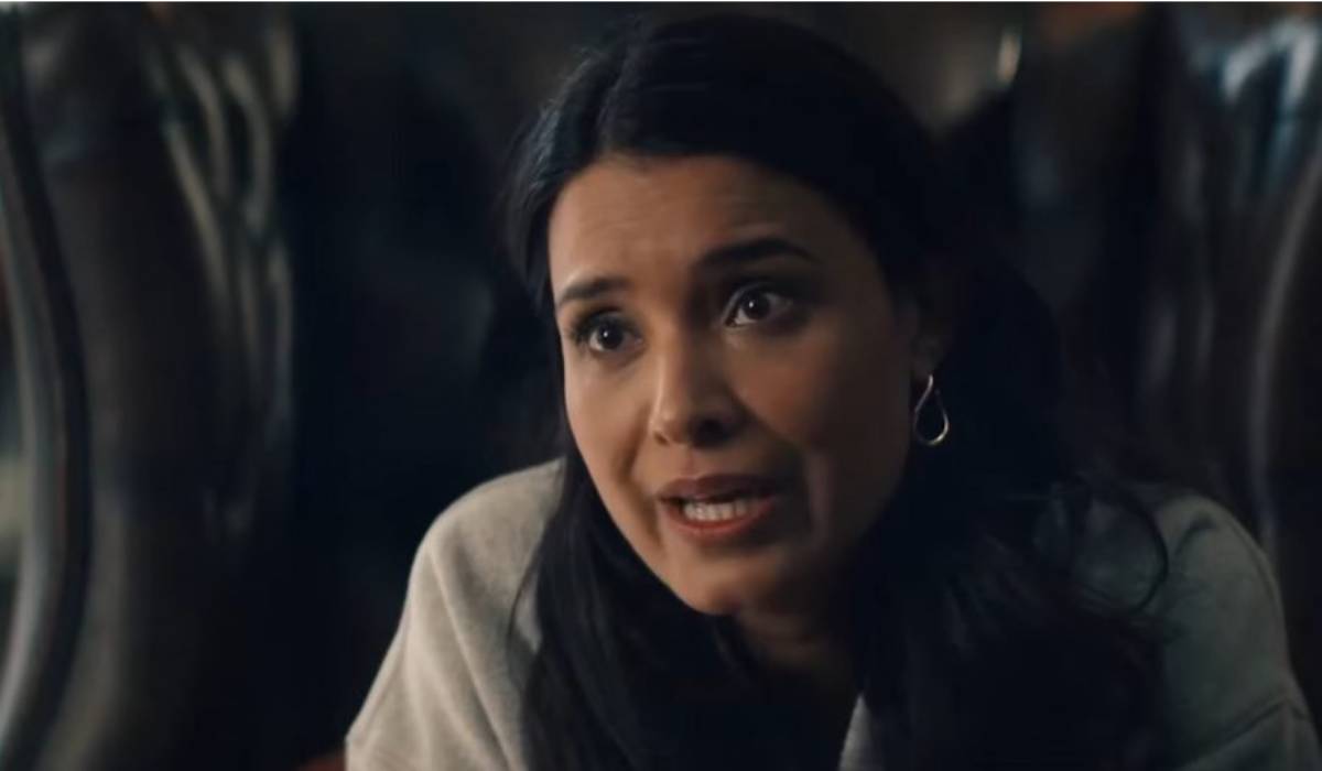 Shelley Conn como Indira Shetty