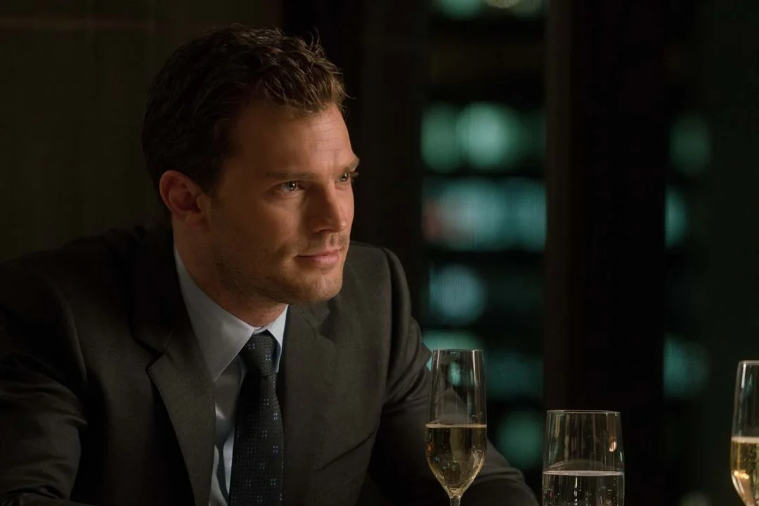 Jamie Dornan daria um excelente Bruce Wayne