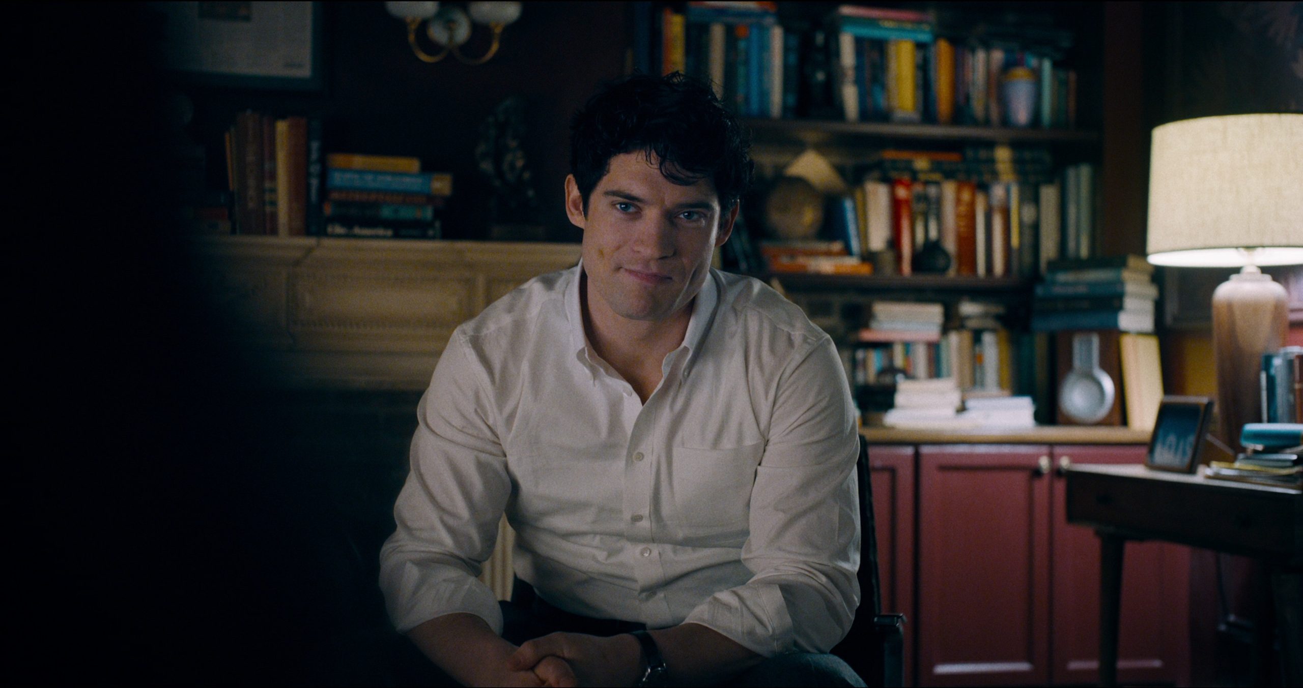 Clark Kent dando entrevista como Sueperman